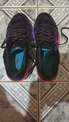 Vendo um tênis valor 50 reais