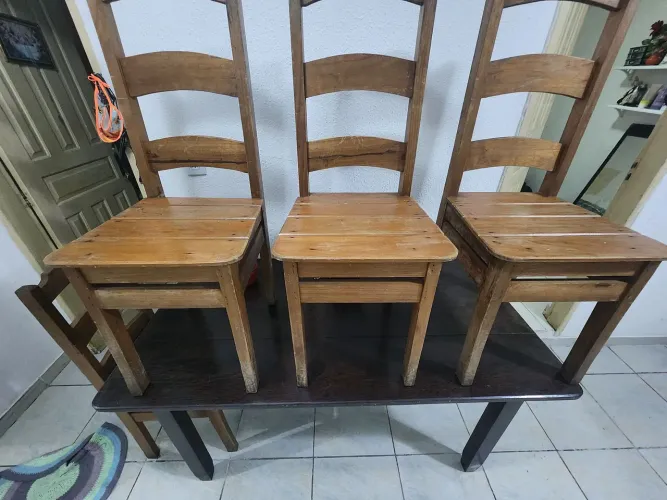 Mesa de madeira com 4 cadeiras.