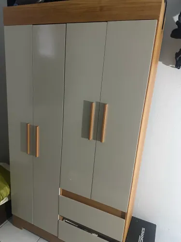 Cama e guarda roupa