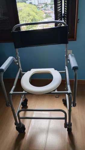 Cadeira de banho Dellamed, pouco uso. Em ótima condição.