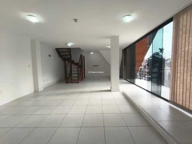 Sala disponível com vista para a Rua Coberta de Gramado!