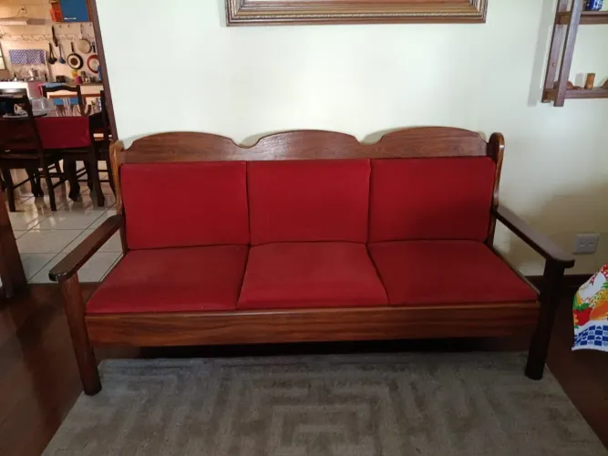 Vendo barato... sofá sucupira maciça 3 lugares ..urgente.motivo: mudança