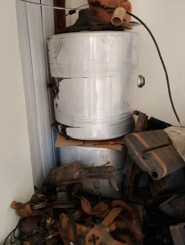 Tanque de alumínio da Scania p360 um de 330 litros e o outro 230 litros