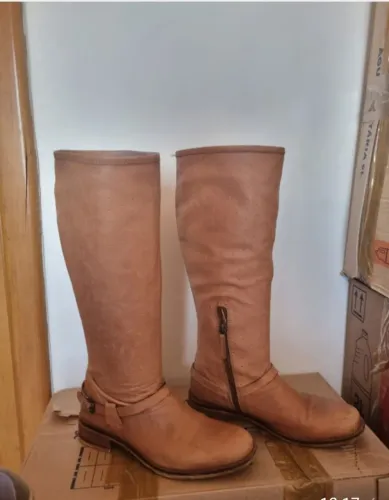 Duas botas feminina (adulto) cano longo em couro número 36