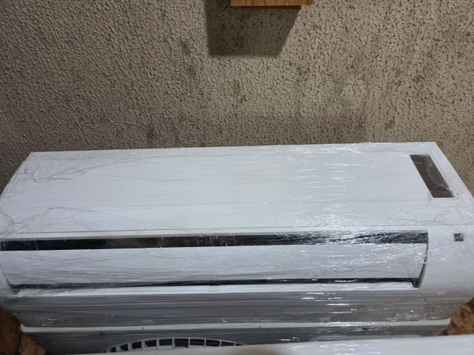 Ar condicionado 220v 9.000 Btus Quente e Frio com tubulação e suporte