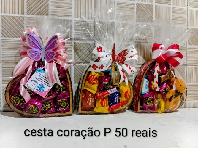 Cesta coração e rmoji 50 reais