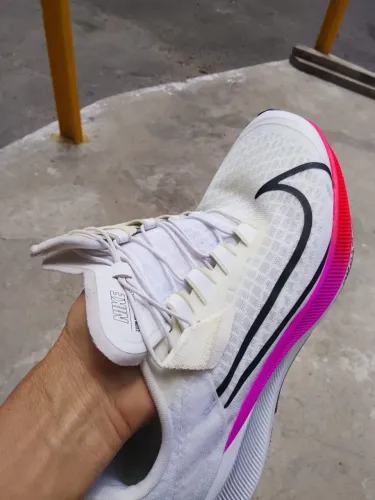 Tênis da Nyke: *"Nike air zoom pegasus 37 flyeases 'white multiti-colo-color'".* 