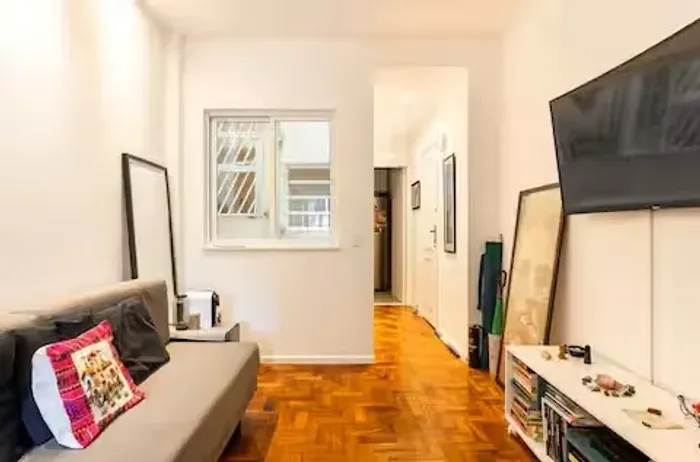 Rack para sala ou quarto branco com detalhes em azul