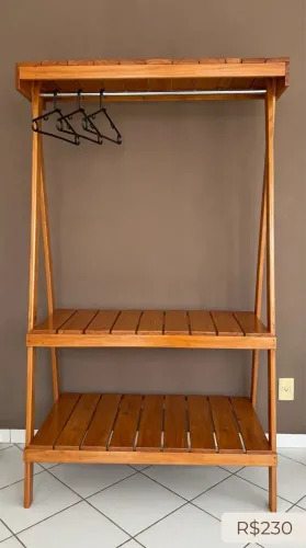 Arara de Roupa de Madeira