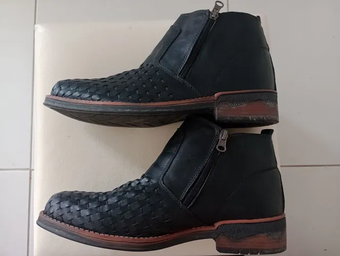 BOTA DE COURO - SEMI NOVA