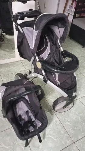 Carrinho de bebê + Bebê conforto