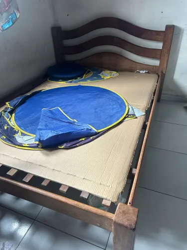 Cama de madeira 