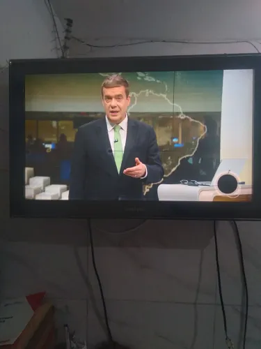 vendo 1 tv 1cama box de casal, fritadeira geladeira fosfri