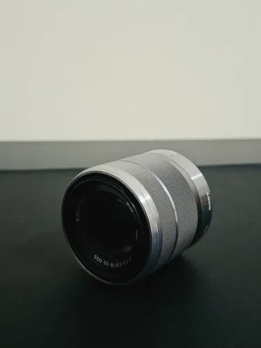 Lente Sony E 18-55mm f/3.5-5.6 OSS Prata (E-Mount)