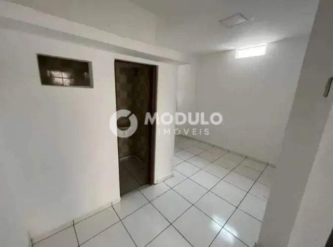 Sala comercial disponível para locação no bairro Osvaldo Resende.
