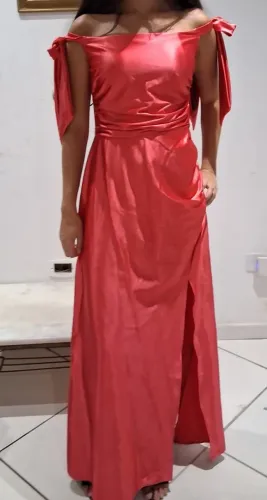 Vestido Longo com Fenda Acetinado Vermelho Coral / Madrinha e Formatura