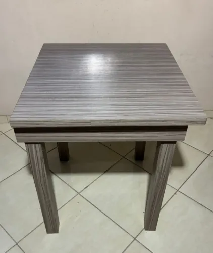 Mesa Quadrada com Tampo Móvel de Quadro Branco