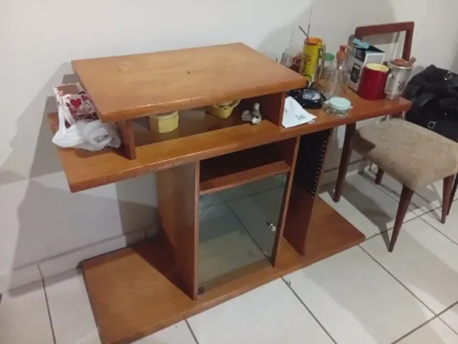 Rack em madeira com porta de vidro e porta CD
