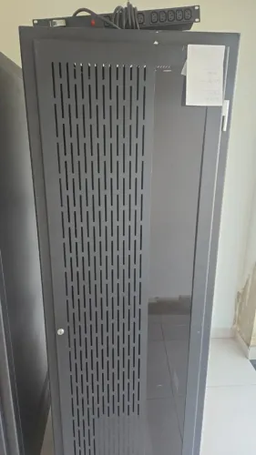 Kit Infraestrutura de Rede Premium: Roteador e Switch Cisco + Firewall Fortinet + Rack