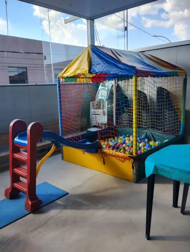 Aluguel de piscina de bolinhas com escorregador