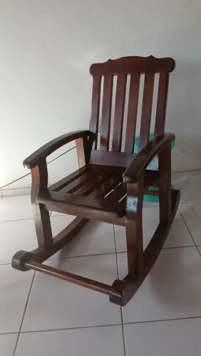 Vendo essa cadeira de balanço de paudarco