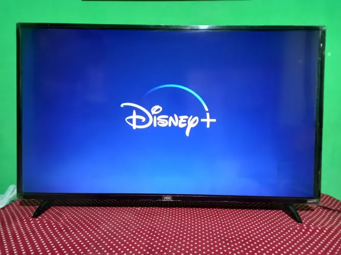 SMART TV 43 ROKU NOVINHA..06 MESES DE USO 