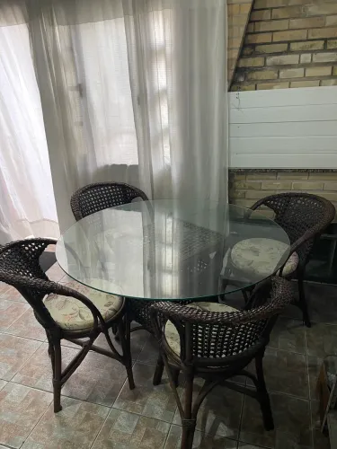 Mesa de jantar com 4 cadeiras de madeira