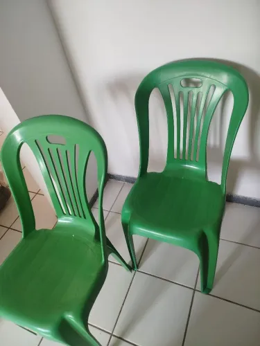 2 cadeiras de plástico novas