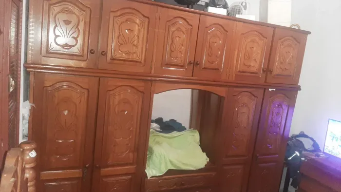 Guarda roupa enorme antigo