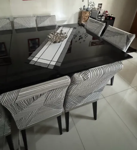 Ótima Mesa de Jantar semi nova 