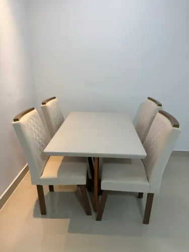 Mesa de sala de jantar com 4 cadeiras 
