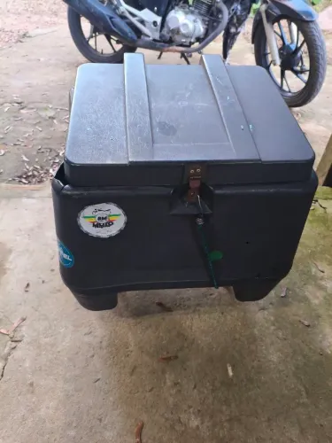 Baú com suporte para Titan 150