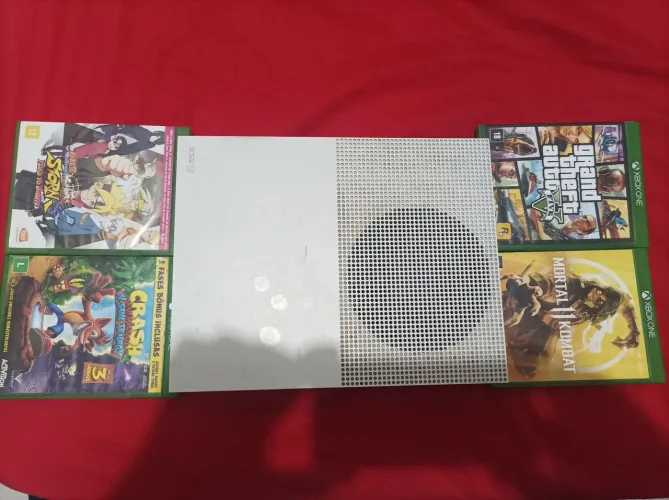 Xbox one S 1 Terá com 4 jogos