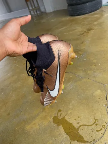 Chuteira da Nike de trava, como chavinha e travas reservas, semi nova, primeira linha