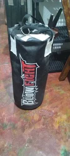 VENDO SACO DE BOXE COM LUVAS E CORRENTE PARA SUPORTE.