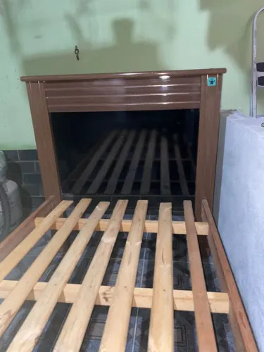 Vende se uma cama de solteiro semi nova