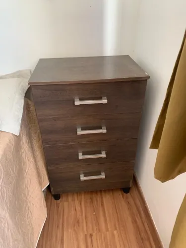 Comoda para Quarto com 4 Gavetas com Pés 