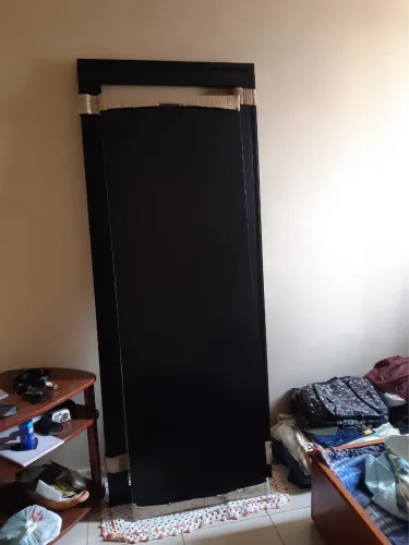 Porta e portal em alumínio preto com vidro em película preta 2.10m x 80 cm