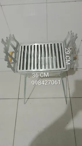 CHURRASQUEIRA COM SUPORTE DE ESPETO