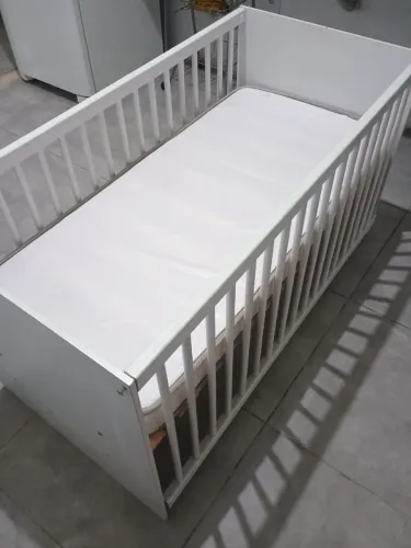 Berço com colchão e cômoda