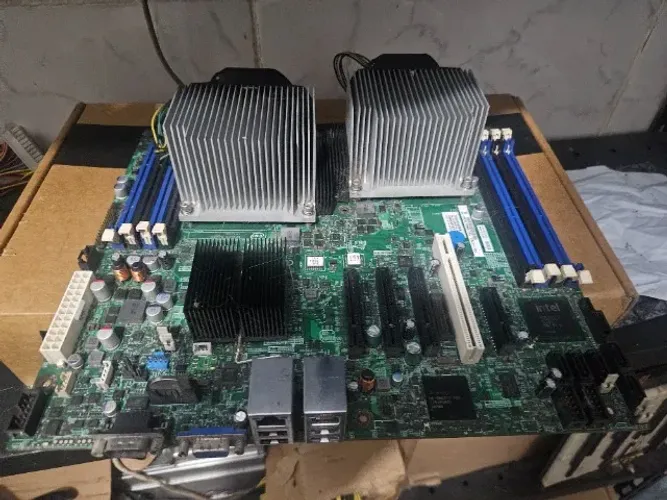 Placa-mãe Intel BB5500BC Socket LGA-1366 Chipset i5500 SSI CEB (BB5500BC)