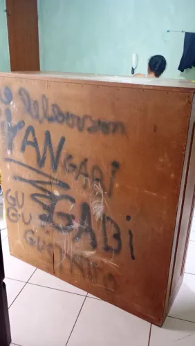 Vende se uma cômoda de madeira maciça Angelim de 7 gavetas e uma porta valor 550  