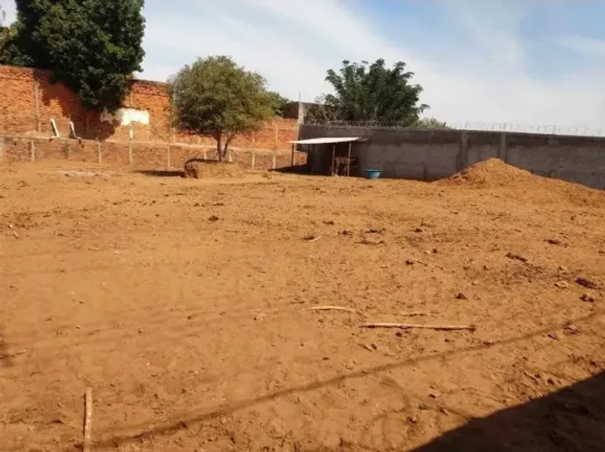 Terreno 600m2 murado com portão de correr