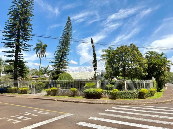 Casa à venda na Vila A com 4 quartos (2 suítes), piscina e amplo terreno