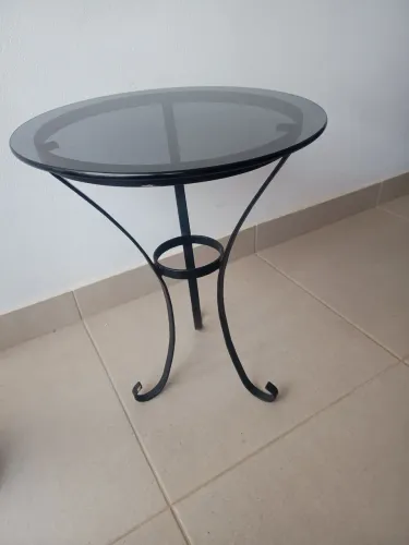 Mesa auxiliar em ferro com tampo de vidro