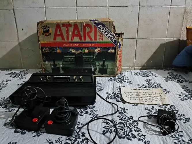 Atari 2600 polyvox com caixa e 2 controles