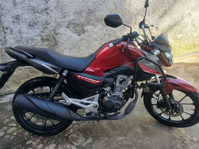 Vendo titan muito nova com apenas 2400 km