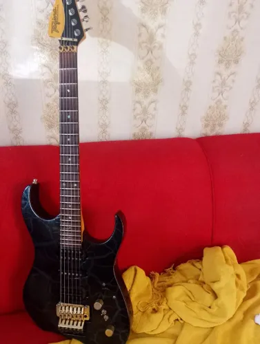 Guitarra Aron 1SIGNATURE PONTE GOTHO PRA SAIR LOGO