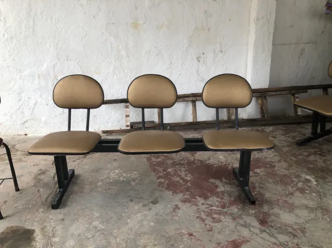 Vendo cadeira de recepção com 03 unidades 