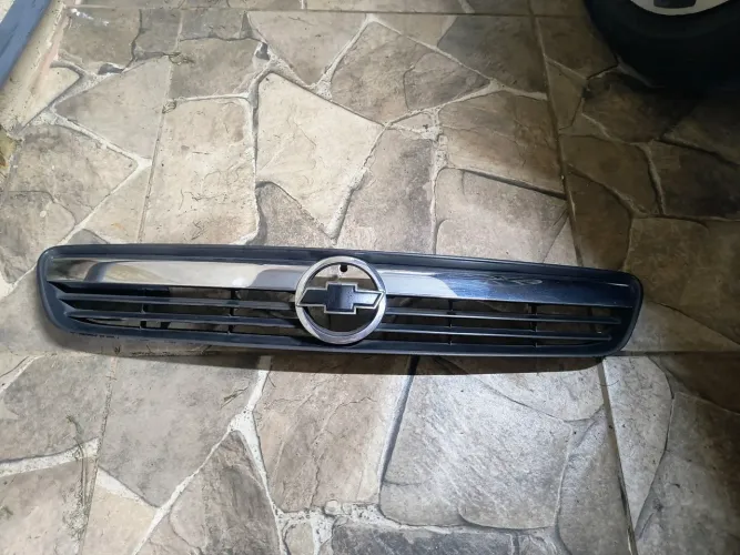 Grade dianteira Corsa Montana 